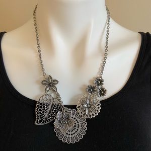 Premier Designs Flower Pendant Necklace Silver